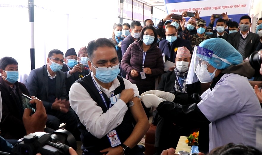 लुम्बिनी अस्पतालका मेसु खनालले लगाए पहिलो खोप 