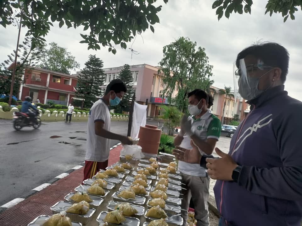 निःशुल्क खाना वितरण गर्दै जेसीआई सिद्धार्थ, नेपाल