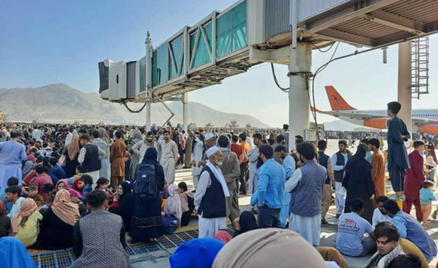 राजधानी काबुल र अन्तरराष्ट्रिय विमानस्थलमा ठूलो संख्याका मानिस अलपत्र