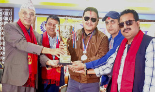 ब्याडमिन्टन प्रतियोगितामा विजयी लुम्बिनी ईट्टा उद्योग व्यवसायी संघका खेलाडी सम्मानित