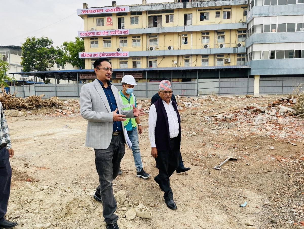 भवन निर्माणको कामबारे बुझ्न लुम्बिनी प्रादेशिक अस्पताल पुगे पूर्वमुख्यमन्त्री गिरी